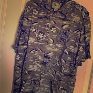 In excellent condition button down shirt